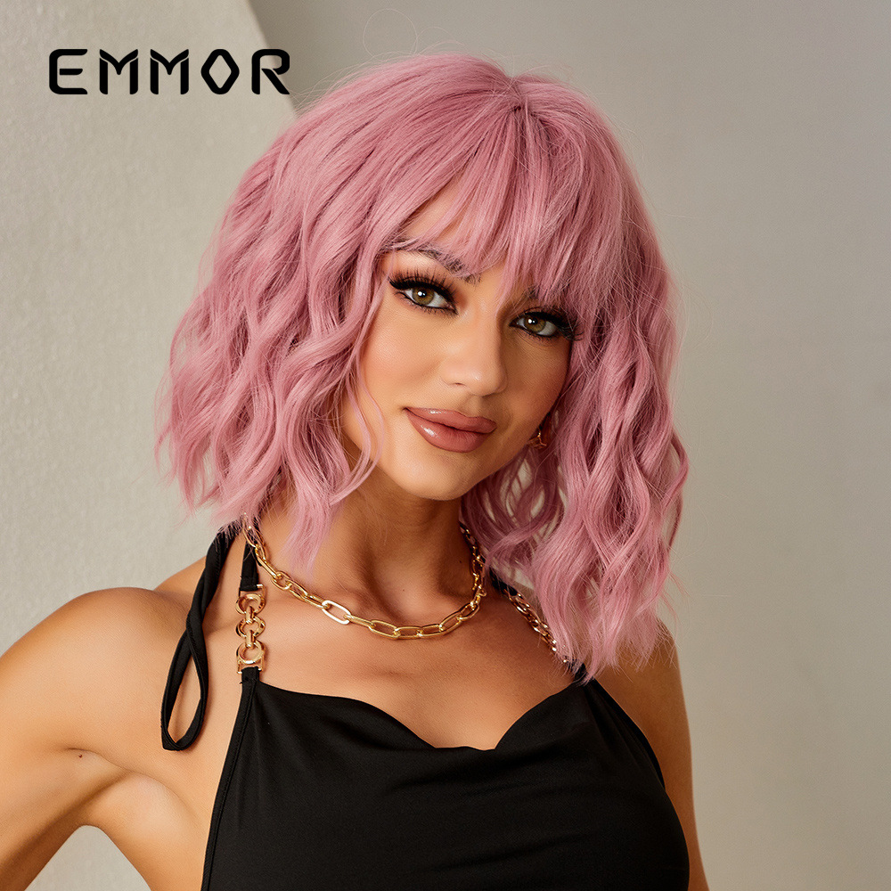 Cabeza de bobo Amazon venta caliente Qi flequillo rosa fibra química seda de alta temperatura hasta los hombros cabello corto rizado peluca de estilo europeo y americano