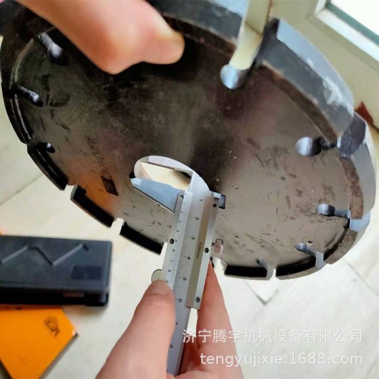 手推式柴油牛场开槽机厂家混凝土路面用刻槽机1-10公分宽刻纹机