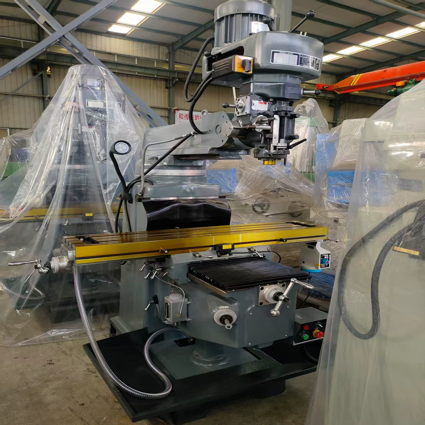 Фрезерный станок с вертикальной и горизонтальной регулировкой стола № 4, нарезание резьбы, фрезерование, шлифовка и растачивание, новая высокоскоростная тайваньская фрезерная головка с качалкой.