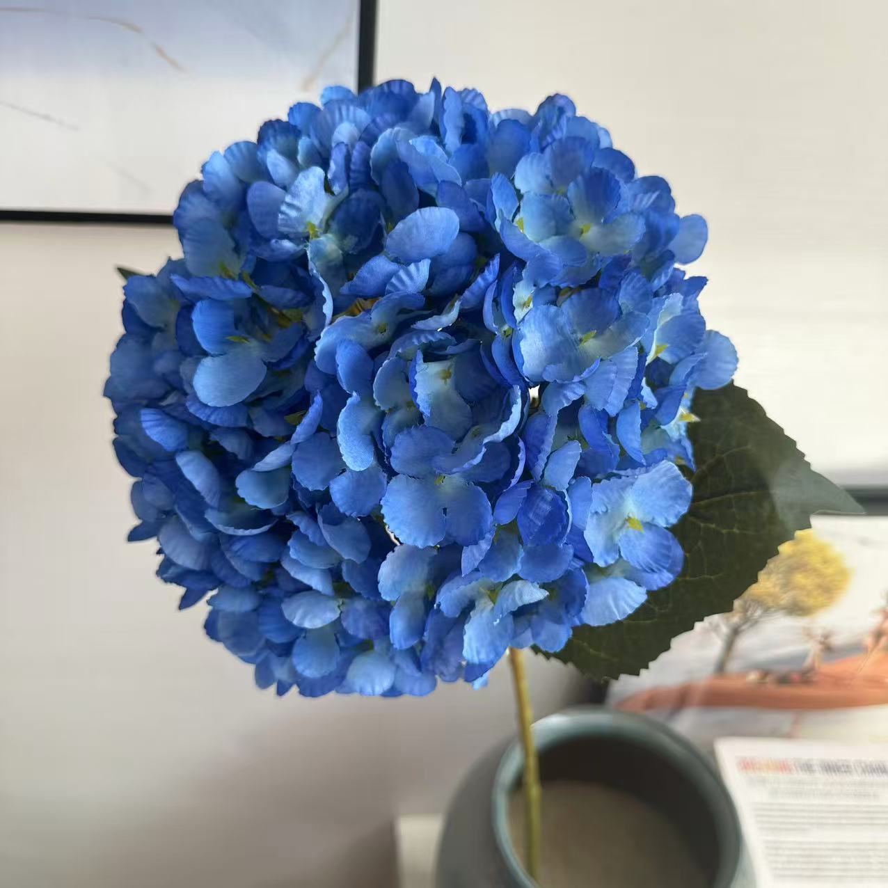 진한 파란색