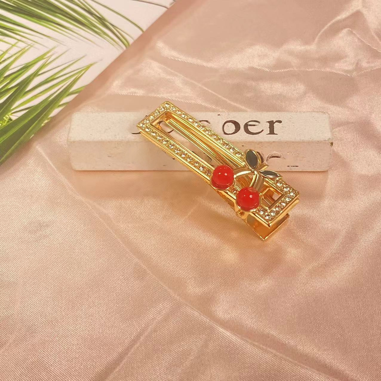 Barrette cheveux cerise dorée avec strass accessoire élégant_voghion.com