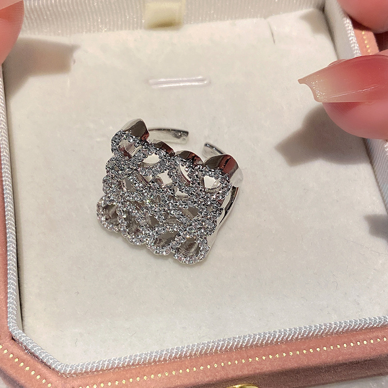 欧米の幾何学的な透かし彫りの金属はダイヤモンドの指輪を入れます。