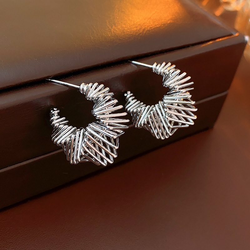 INS de malla irregular de las mujeres pendientes huecos torcidos nicho fresco de alto grado de 18 quilates de acero de titanio pendientes de joyería al por mayor