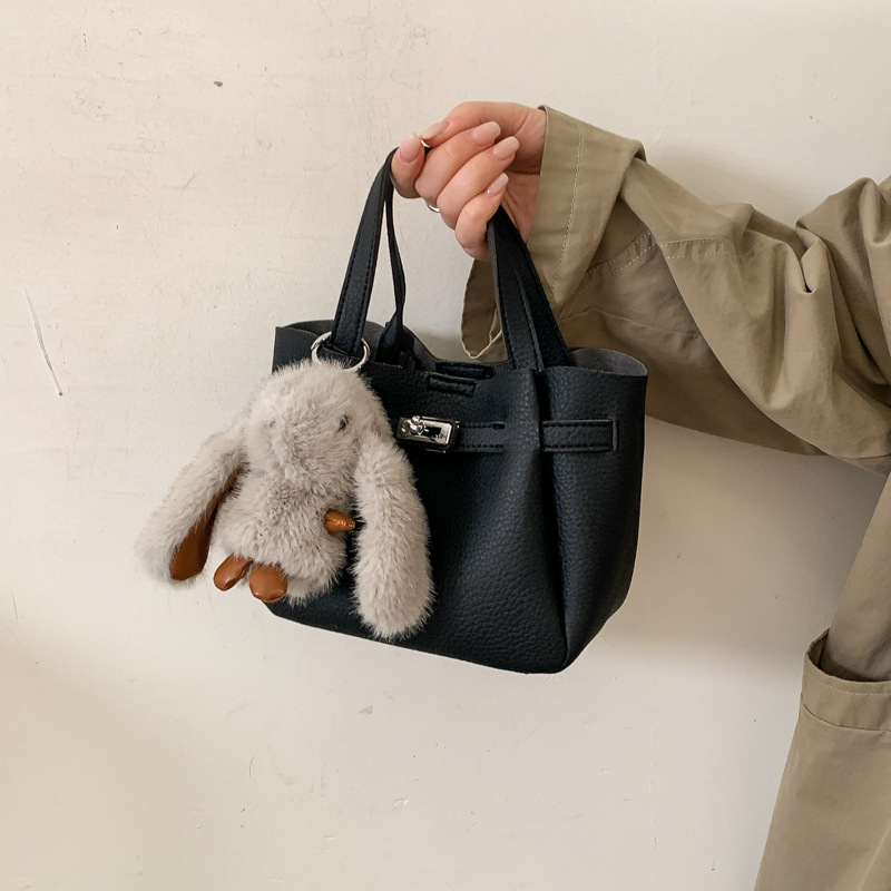 Bolsos de viaje de mano de alta sensación de invierno para mujeres 2025 nueva moda vintage bolso de cesta bolso de mochila universal