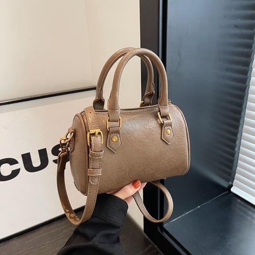 Stylish cylindrical bag for fall/winter: New European and American retro design—trendy shoulder, crossbody, and pillow-style bags for women; chic mini crossbody options.