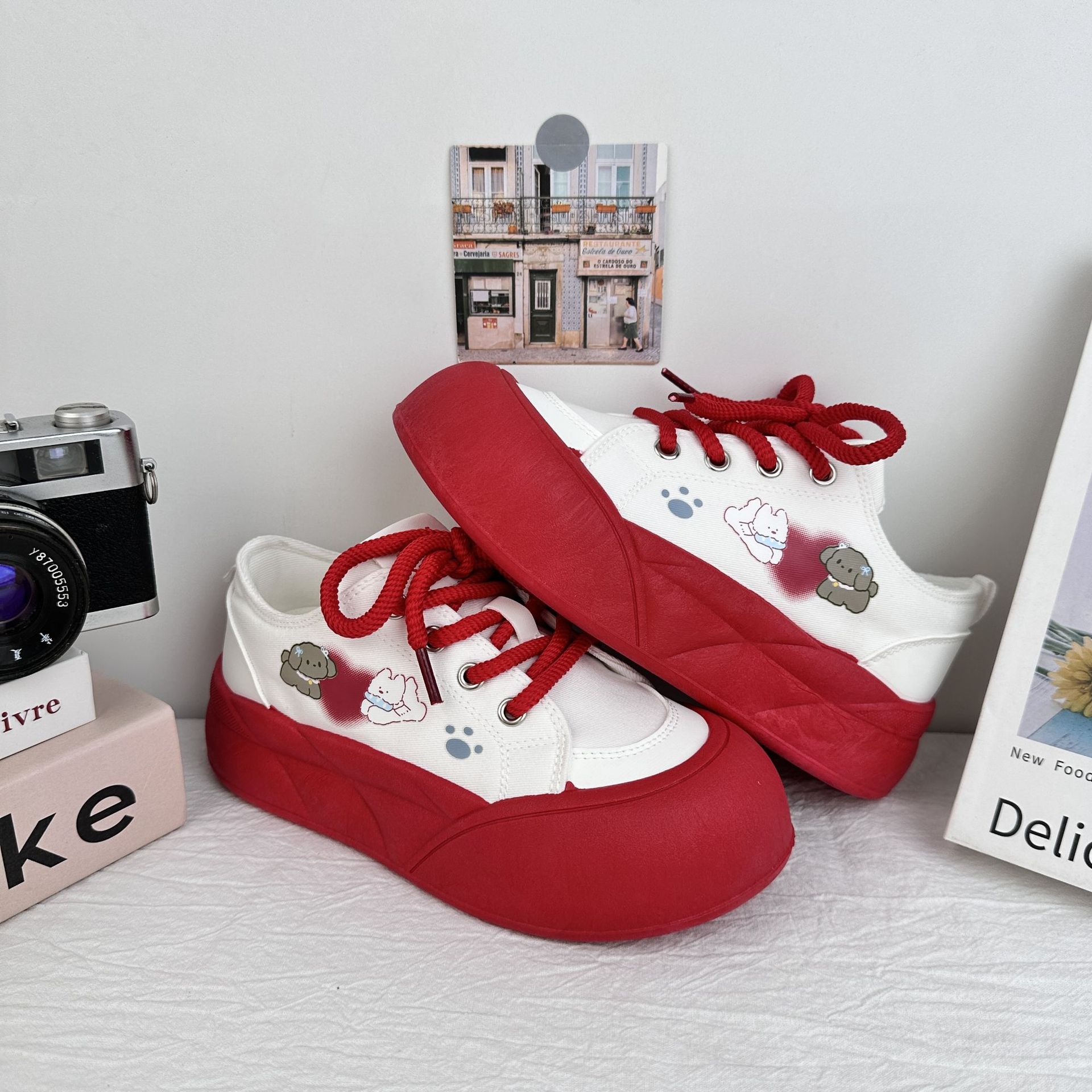 YuanWa lindos zapatos de skate suaves para mujeres 2025 verano nuevo estilo universal chic con suela gruesa pequeña zapatos de pan casuales blancos