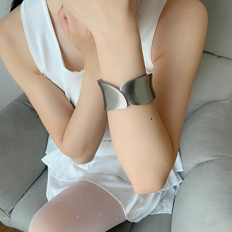 Cross-border European and American fashion hot girl bracelet light luxury cold wind metal texture alloy open bracelet factory direct supply Cross-border European and American fashion hot girl bracelet light luxury cold wind metal texture alloy open bracelet factory direct supply