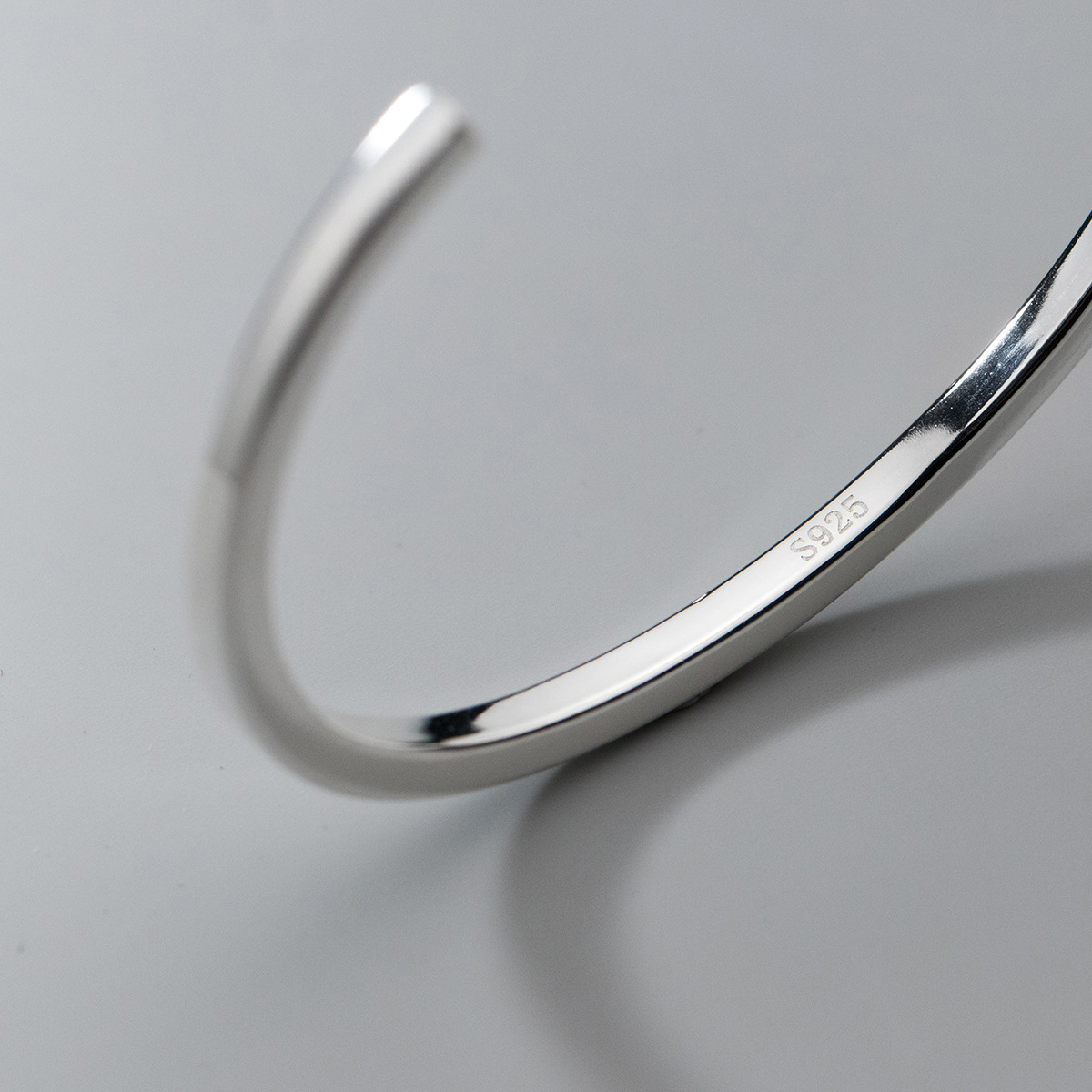 Pulsera abierta brillante minimalista de plata de ley S925, línea geométrica, diseño de nicho, apertura, joyería de mano S5802