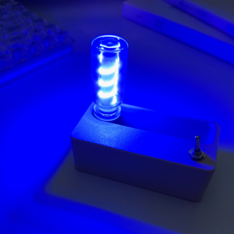 創意的な機械の磁気は小さい夜の明かりのデスクトップを吸います。|undefined