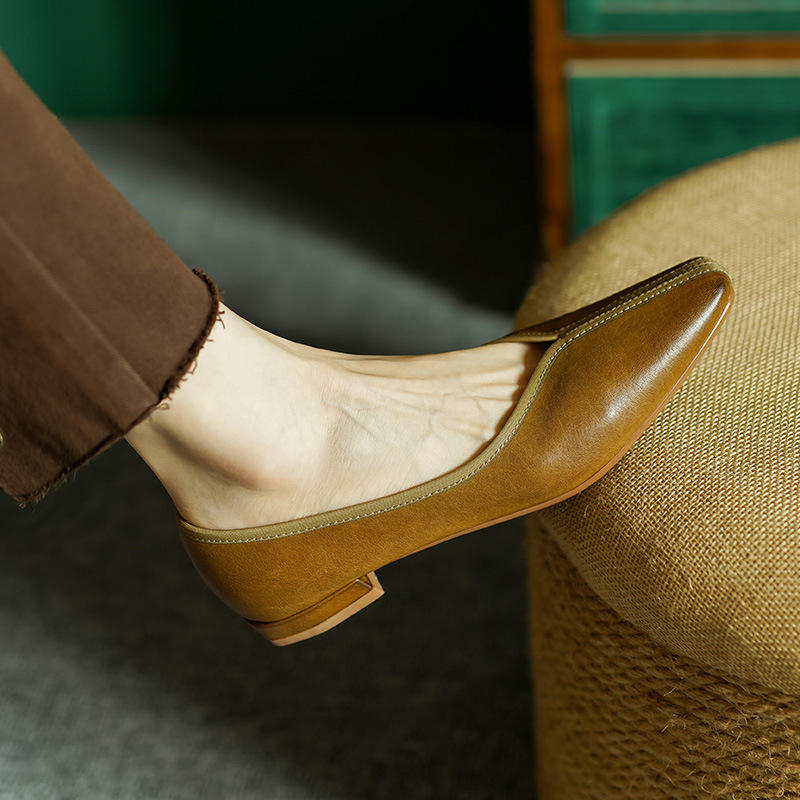 소가죽 2023 봄과 가을 새로운 작은 사각 발가락 낮은 굽 얕은 입 우유 신발 빈티지 싱글 레이어 신발 여성용 플랫 힐