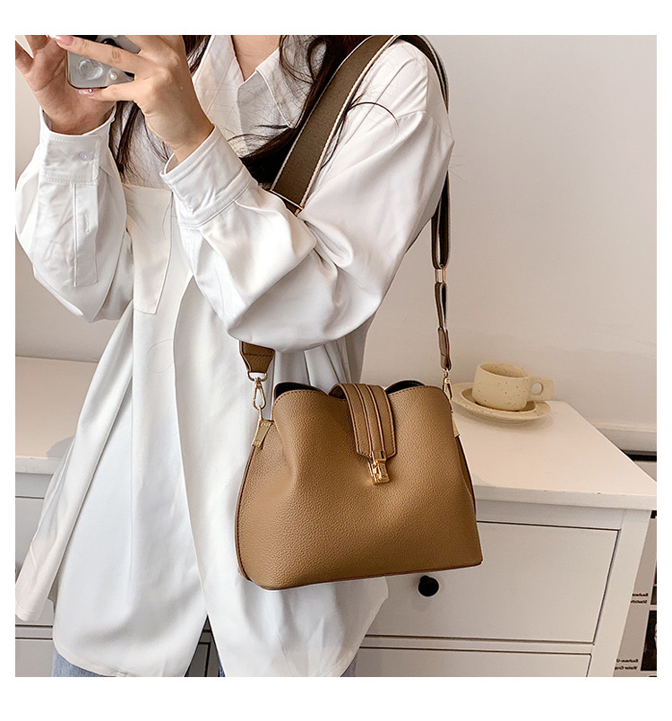Basic Solid Color Metal Button Bucket Magnetic Buckle Bucket Bag display picture 5