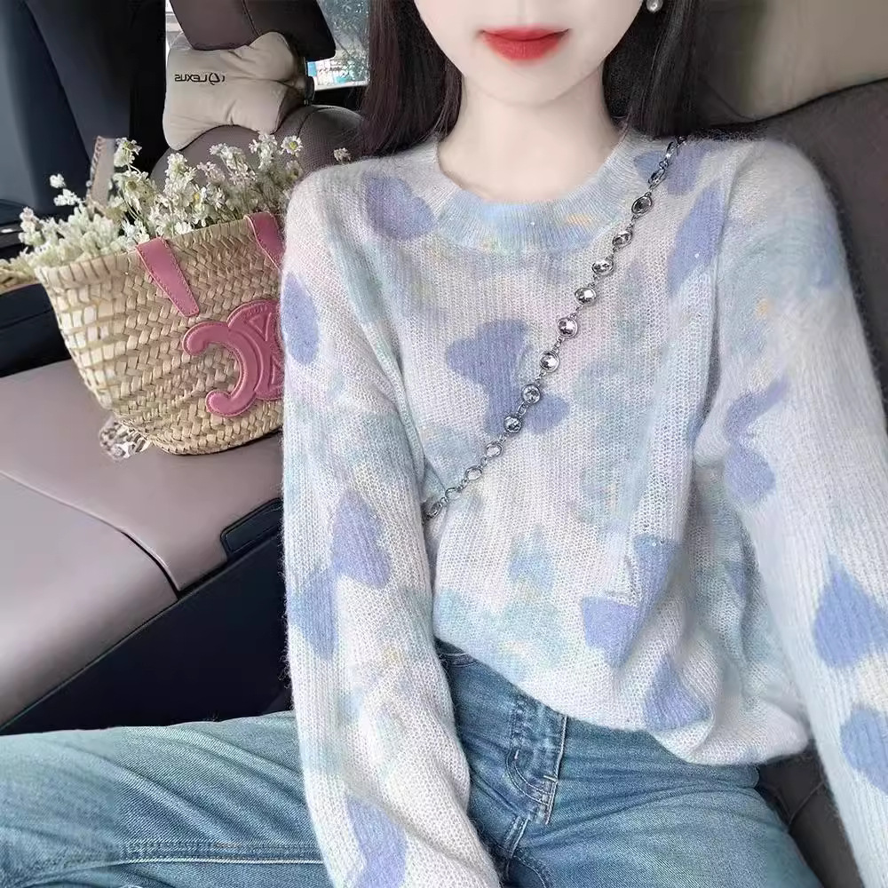 Elegant long-sleeve with a round collar