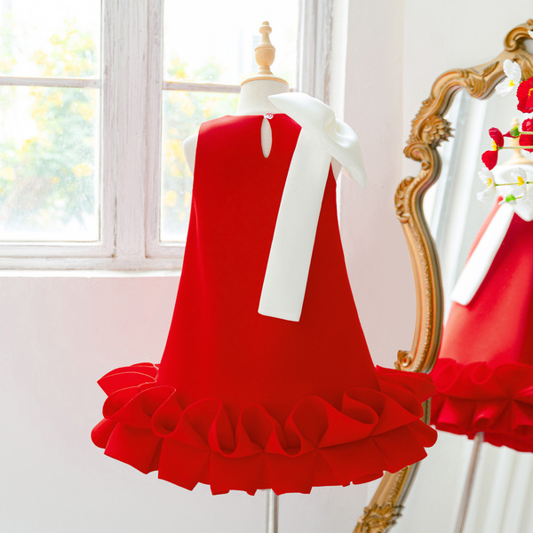 small princess costume with a round collar with bow