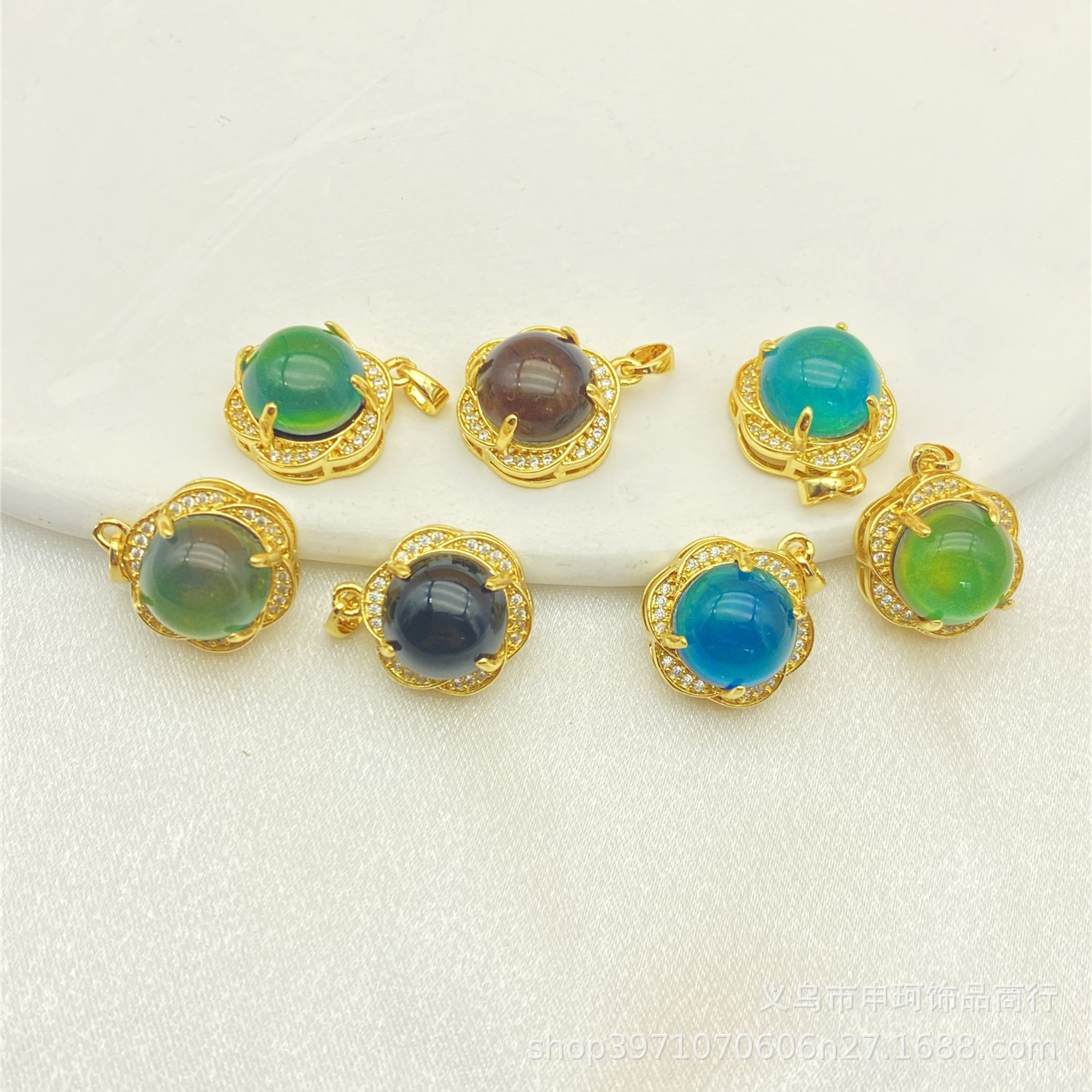 Fashionable universal pendant