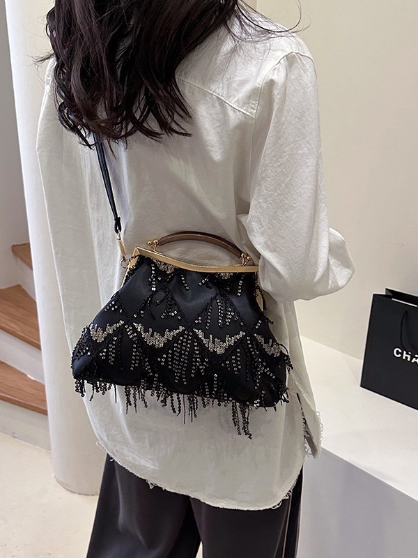 Bolsos transfronterizos para mujer 2024 modelos de otoño e invierno diseño de nicho agujero bolso de concha con hebilla de estilo coreano bolso cuadrado pequeño con borlas de moda image 5