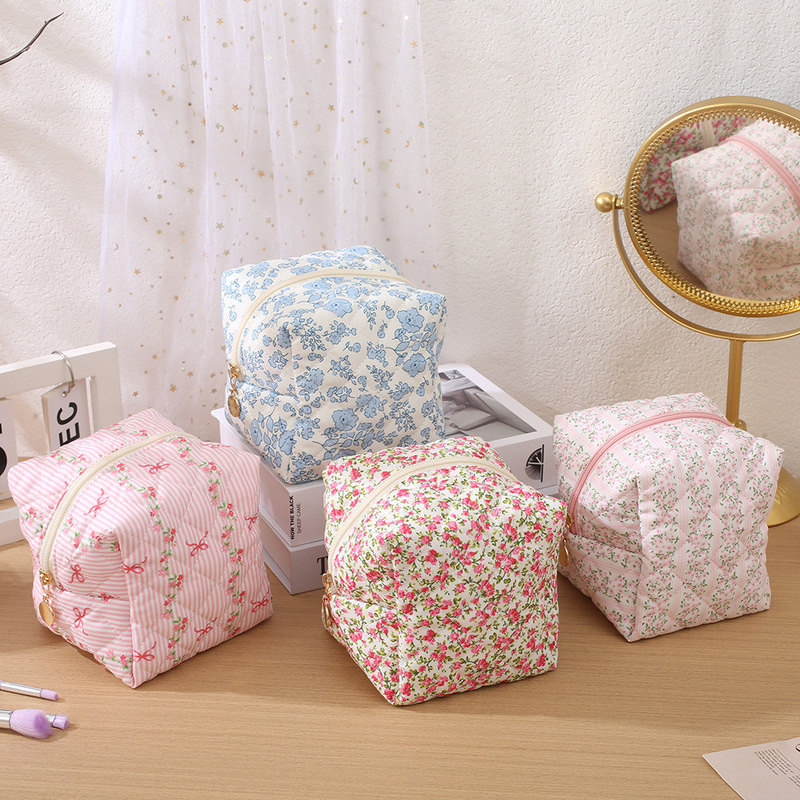 Cross-Border New Floral Quilted Cosmetic Bag, Travel Portable Storage Bag, Large Capacity Cute Clutch Bag, Ready for Wholesale Cross-Border New Floral Quilted Cosmetic Bag, Travel Portable Storage Bag, Large Capacity Cute Clutch Bag, Ready for Wholesale