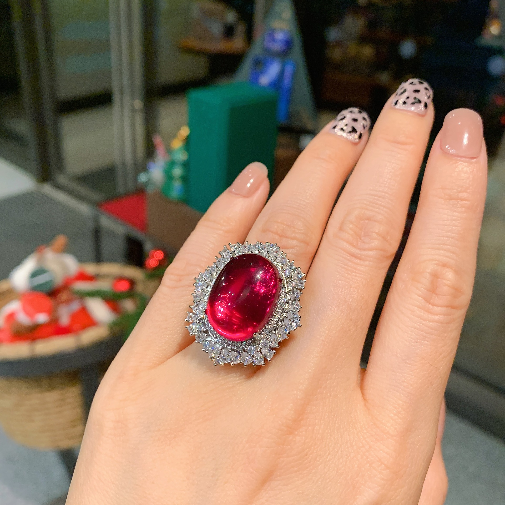 Zhuang Sheng joyería Venta caliente de la joyería en forma de paloma rojo sangre tesoro superficie llana incrustaciones de diamantes anillo colgante traje piedra principal 15*20