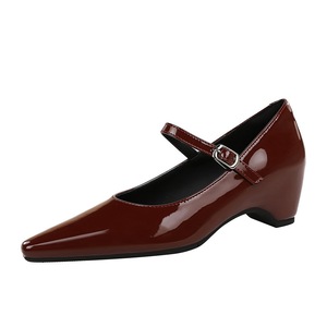 761 French pointed patent leather Mary Jane shoes with a sloping heel and a straight buckle with a shallow mouth, suitab