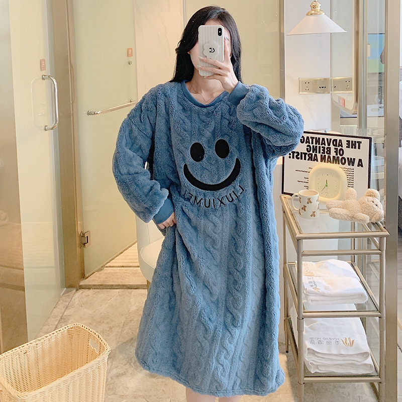 Otoño y invierno encantador cara sonriente vestido de pijama de peluche largo mujer calentamiento cuello redondo engordado suelto dulce ropa para el hogar estudiantil