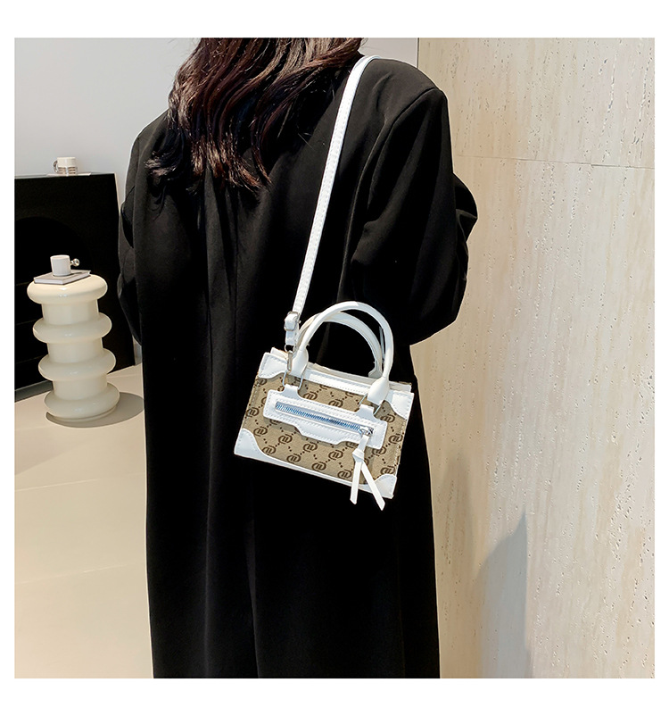 This stylish single-shoulder handbag, with a simple and casual texture, is a new Korean style crossbody small square bag for women in the autumn of 2024 undefined