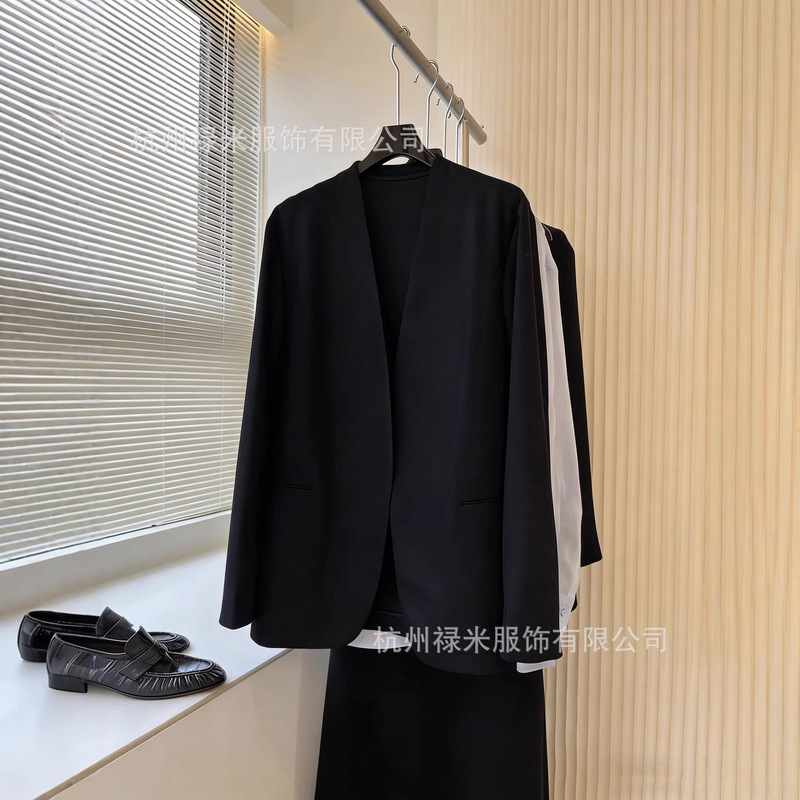 In-Stock R and W Series Outfits and Simple, Elegant Fine-Spun Thin Wool Black Collarless Blazer for Wholesale In-Stock R and W Series Outfits and Simple, Elegant Fine-Spun Thin Wool Black Collarless Blazer for Wholesale