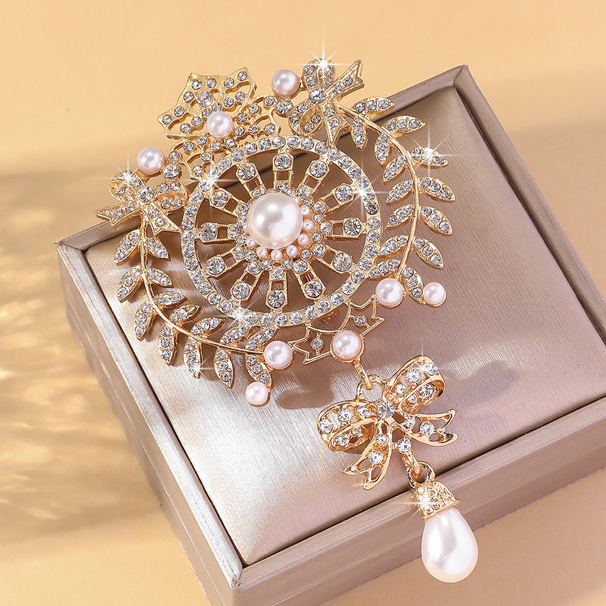 Europa y los Estados Unidos nuevos diamantes flores perlas flange broches accesorios de ropa joyas de aleación mariposa moda flores al por mayor