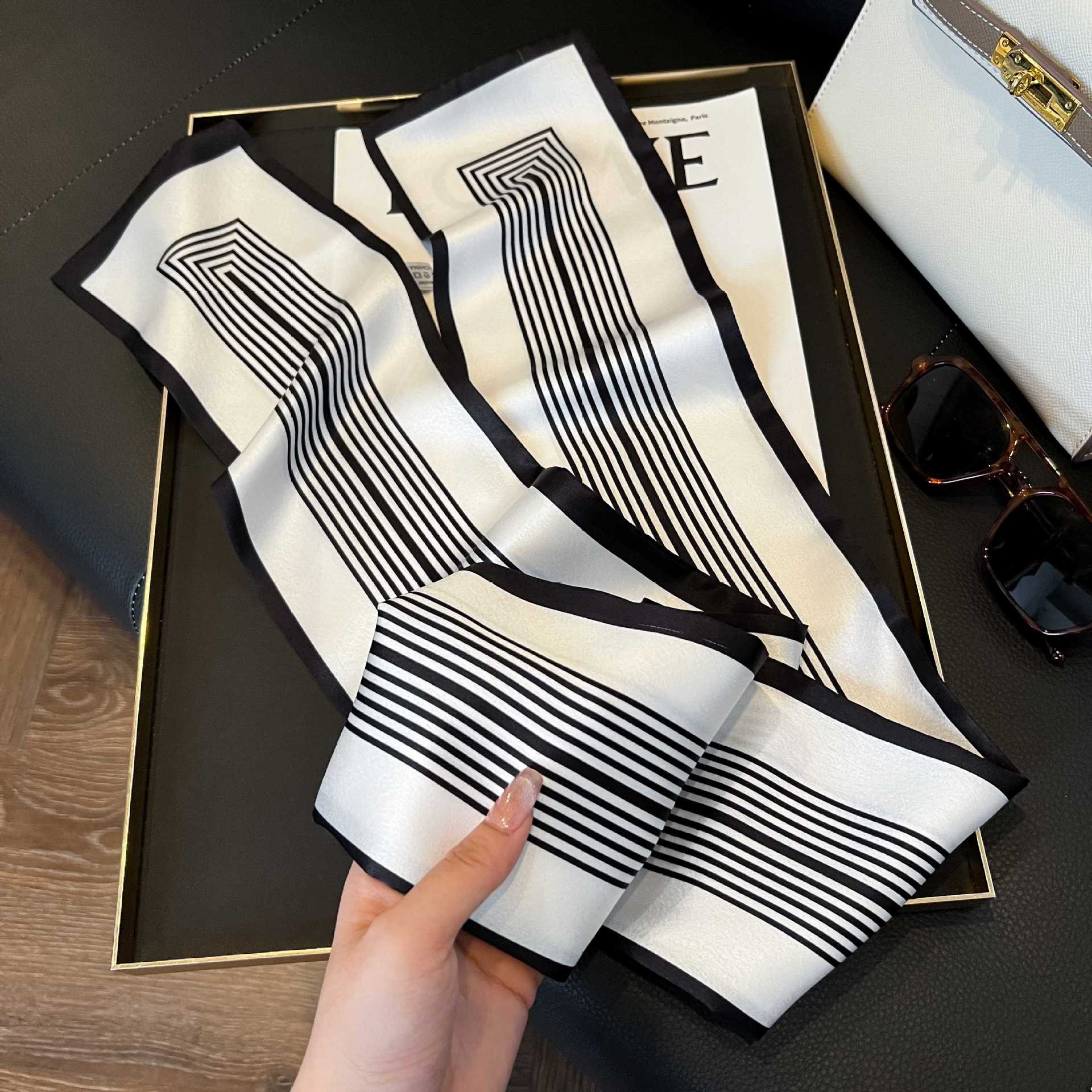 Nueva bufanda de seda pequeña banda larga estrecha para el cabello mujer estilo primavera y otoño moda madre bufanda estilo verano estilo fino serpentina bufanda al por mayor