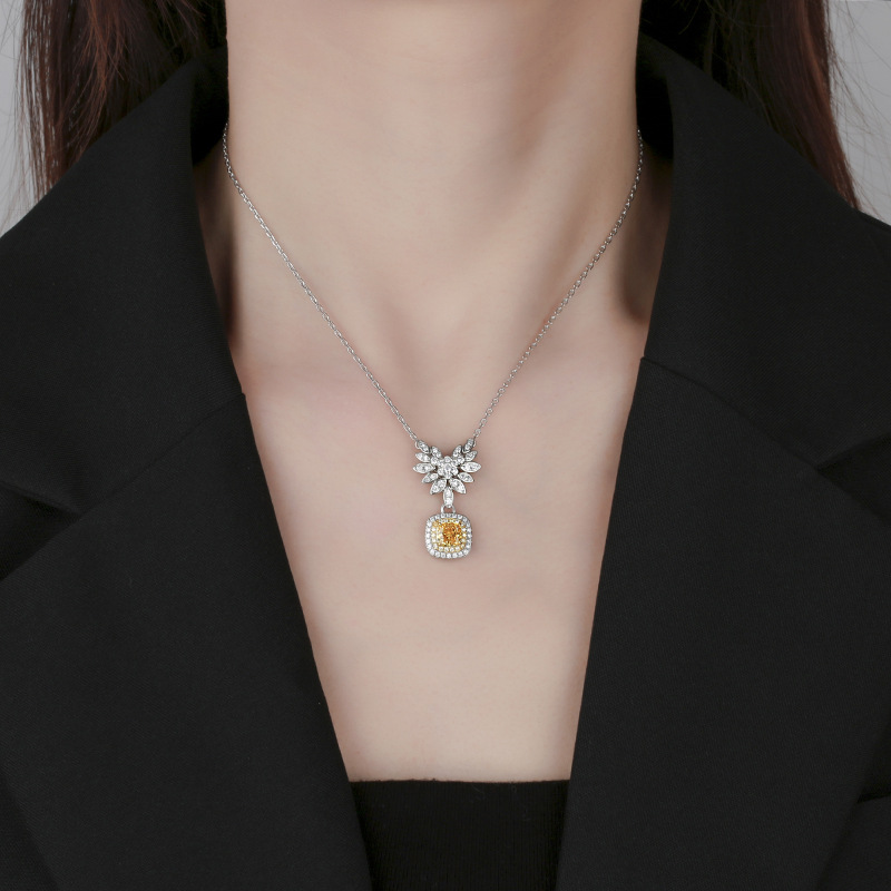 Zhuang Shengsheng Joyas Fondo de cobre chapado en oro Diamante de alto carbono Flor de hielo Temperamento de cobre Lujo ligero Colgante de alas de ángel Mujer 6*6 al por mayor