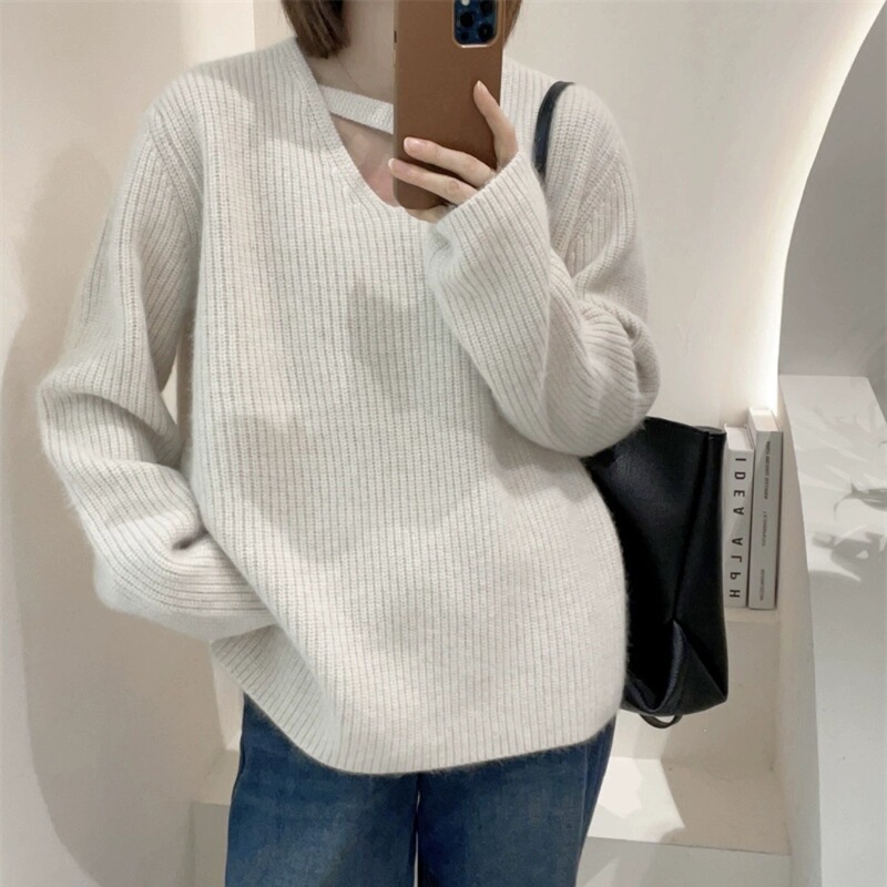 V-neck thick sweater for women, autumn and winter design, unique and chic, retro Japanese style, loose-fitting knit top V-neck thick sweater for women, autumn and winter design, unique and chic, retro Japanese style, loose-fitting knit top