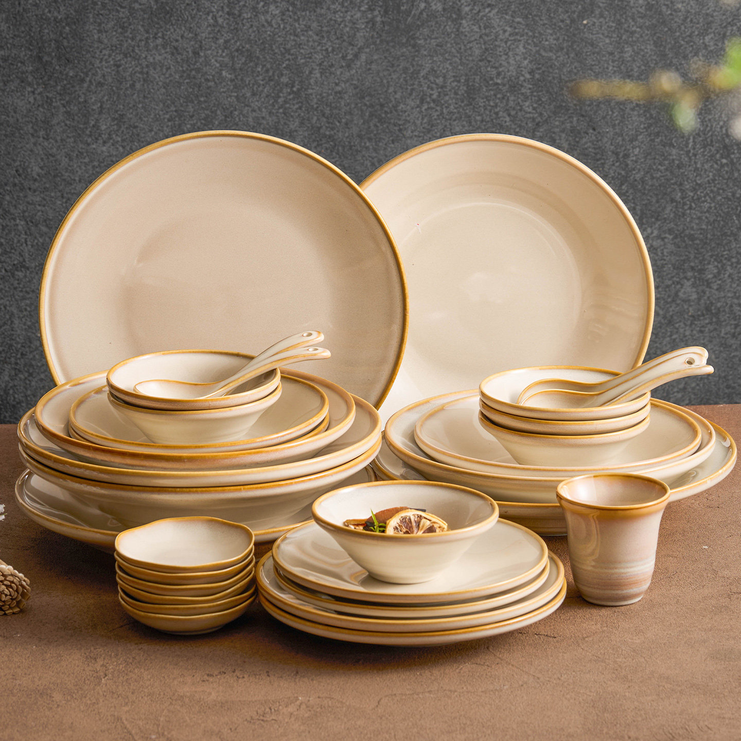 Fábrica de horno marrón amarillo línea cambiante cubiertos de platos de cerámica china combinación de platos de cerámica de alta calidad de platos de platos