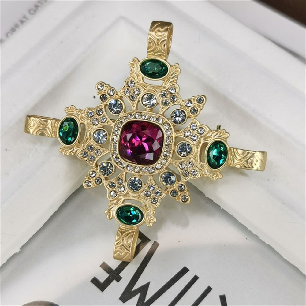 Qingdao Yinhe Ji New European and American Alloy Accessories Antique Corsage Women's Baroque Resin Gem Brooch