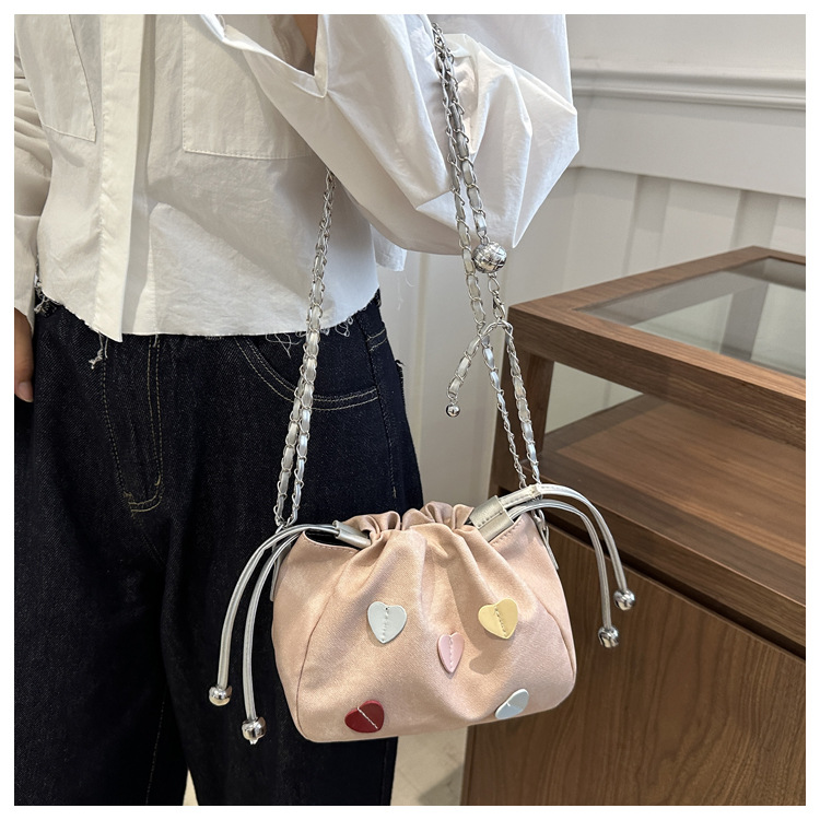 Drawstring bucket for women 2024 new Korean fashion shoulder bag, simple commuting contrasting color heart chain_voghion.com