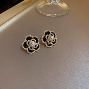 Silver needle pearl flower earrings Korean oil drop design light luxury high-end earrings temperament earrings wholesale