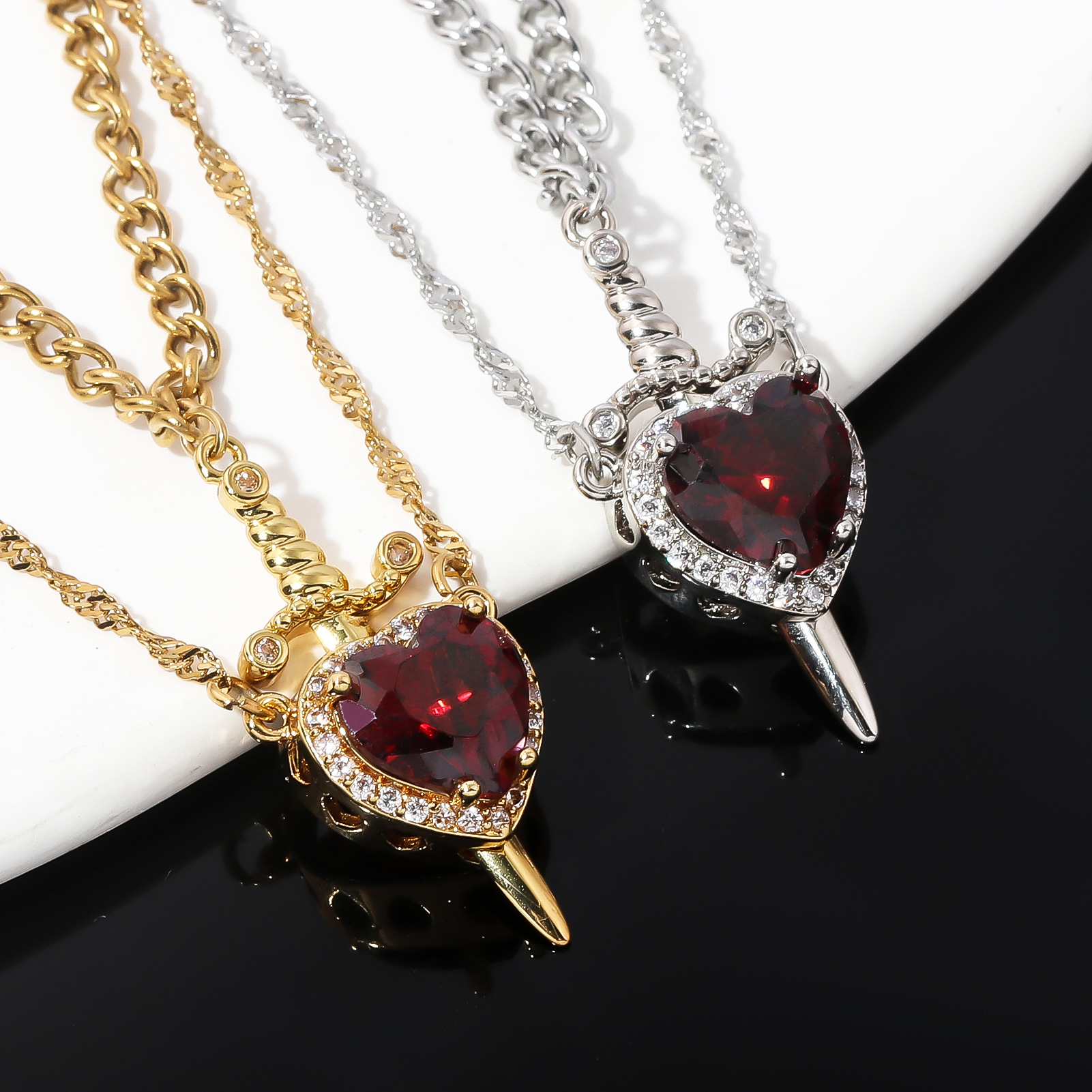 Iron, Copper Material Elegant Modern Style Heart Shape Iron Copper Chain-free Pendant Necklaces Wholesale