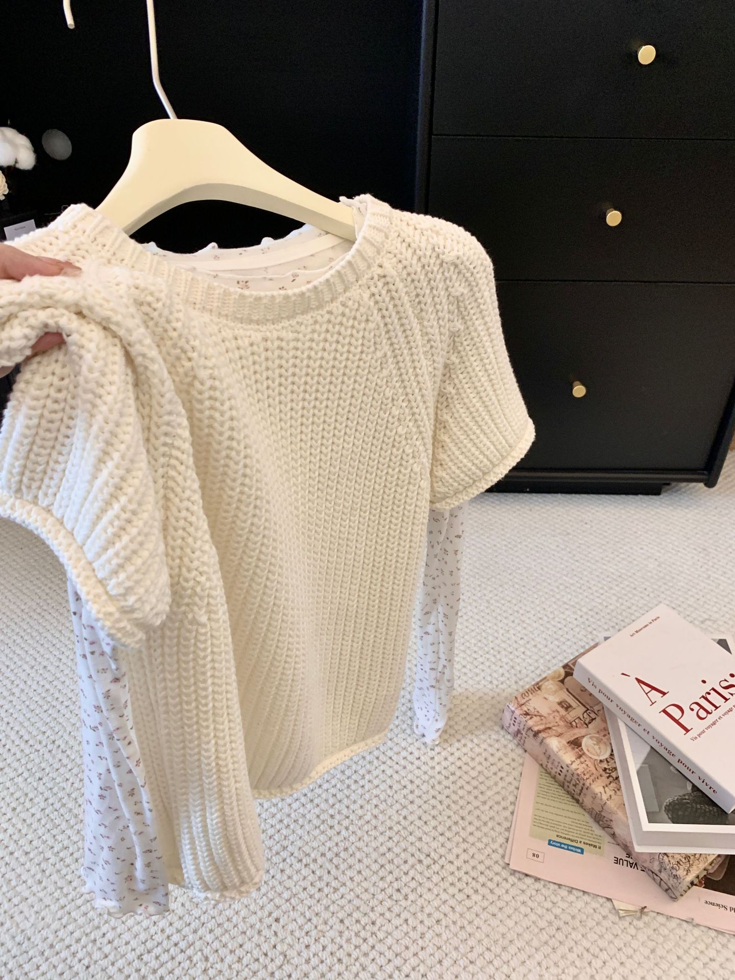 Sweet and charming autumn/winter outfit for petite figures: a white short-sleeved knit top with a printed design, perfect for layering as a two-piece set