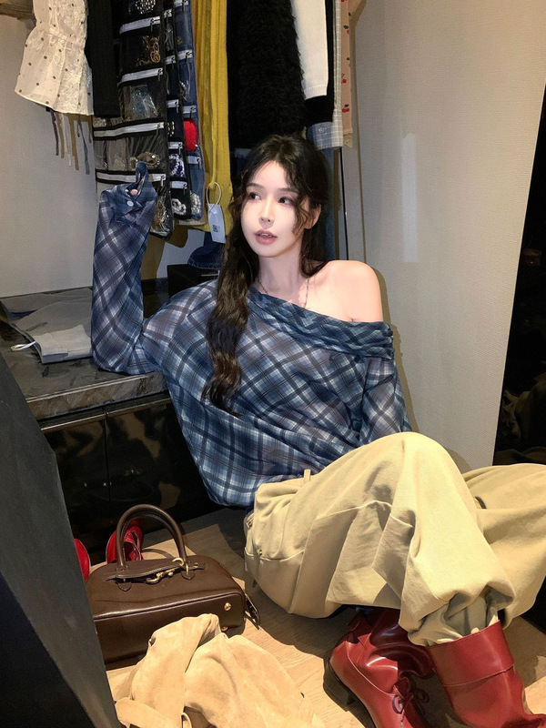 格纹微透斜肩设计感衬衫女秋季2025新款时尚一字领褶皱宽松上衣潮|undefined