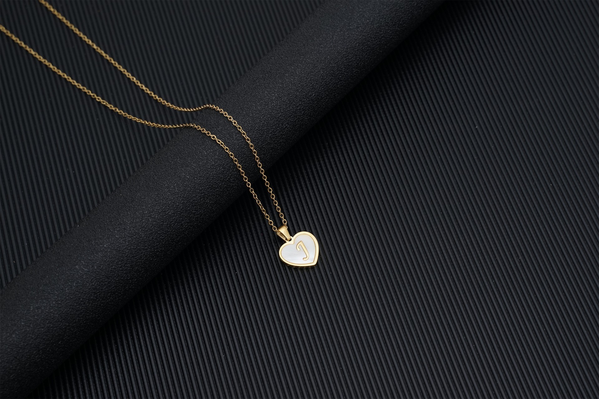 Europa y América 18K oro amor clavícula cadena de las mujeres de acero inoxidable corazón blanco madre colgante 26 letras titanio acero collar