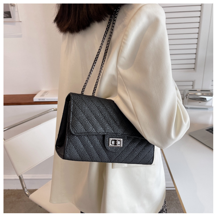 Vrouwelijk Medium Kunstleer Effen Kleur Ruit Street High Street Vierkant Flip Onderarmtas display picture 7