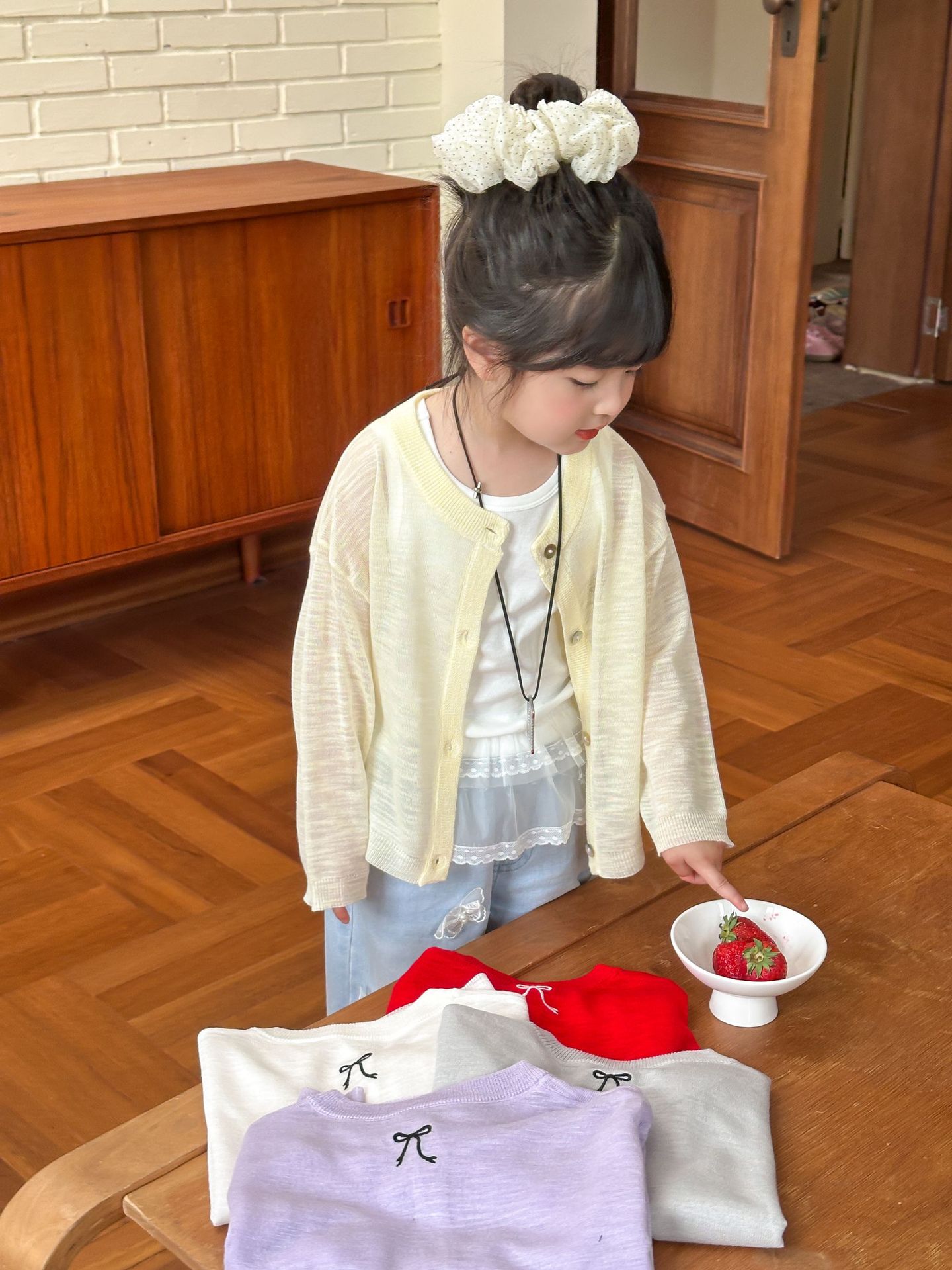 Cárdigan de punto bordado con lazo para padres e hijos para niñas, estilo fino de verano, abrigo de protección solar de seda de hielo, chal image 3