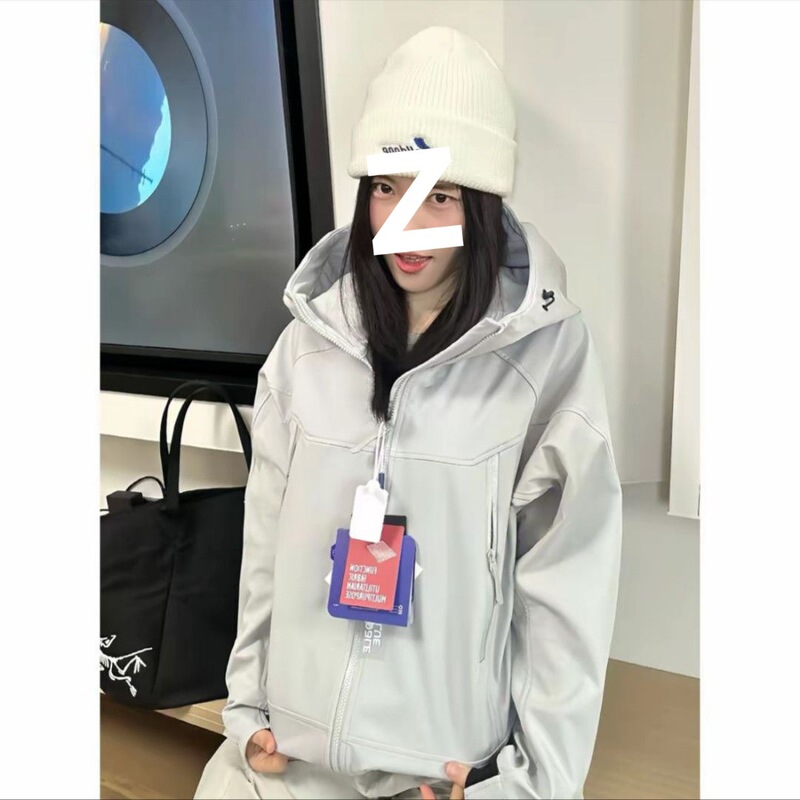 American Hooded Soft Shell Outdoor Jacket for Women 2025 Spring & Fall New Lightweight Windproof and Light Rain Mountain Jacket