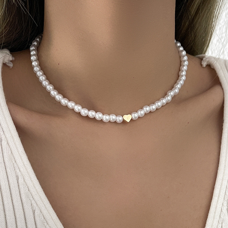 Collier élégant et raffiné, style Ins Style Niche Pearl, pour femme. Pendentif cœur ajouré, chaîne ras du cou légère et luxueuse._voghion.com