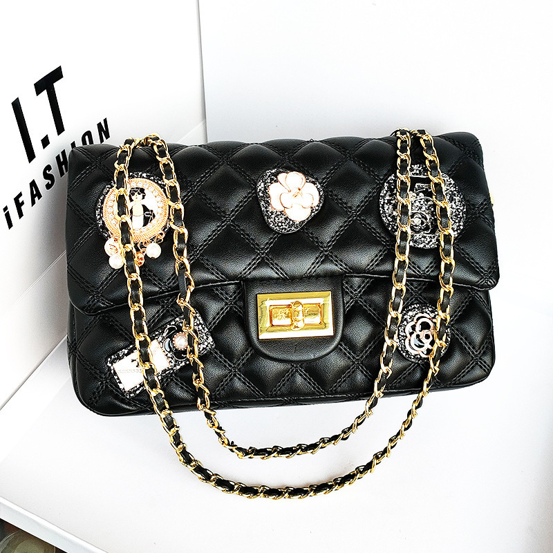 Túi đeo chéo nữ da cừu họa tiết caro dây xích kiểu Chanel — Màu đen, Màu trắng be