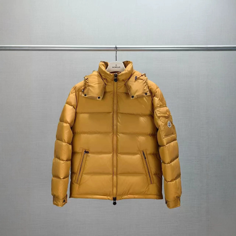 Unisex short down jacket with detachable hood, thickened for winter warmth, and featuring arm pockets for added protection against the cold Unisex short down jacket with detachable hood, thickened for winter warmth, and featuring arm pockets for added protection against the cold