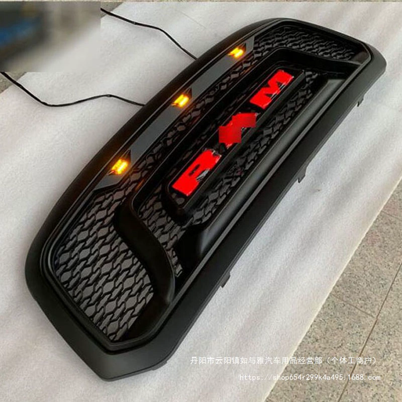 Подходит для Dodge Ram 13-18 годов выпуска, решетка радиатора сотовой структуры с подсветкой, передняя решетка в стиле Rebel, оптом.