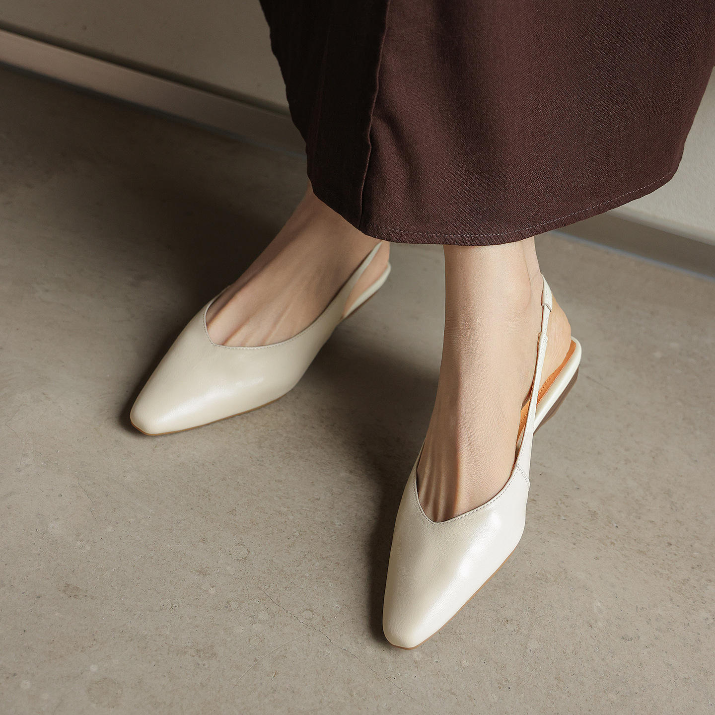 Sandal nữ da bò mũi trùm quai chữ V đế bệt phong cách Hàn Quốc — đen