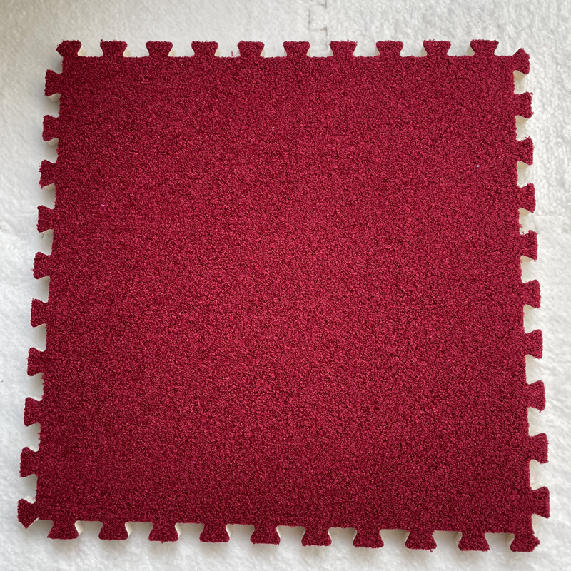 アリの絨毯をつなぎ合わせて、毛の絨毯の泡のマットを敷きます。