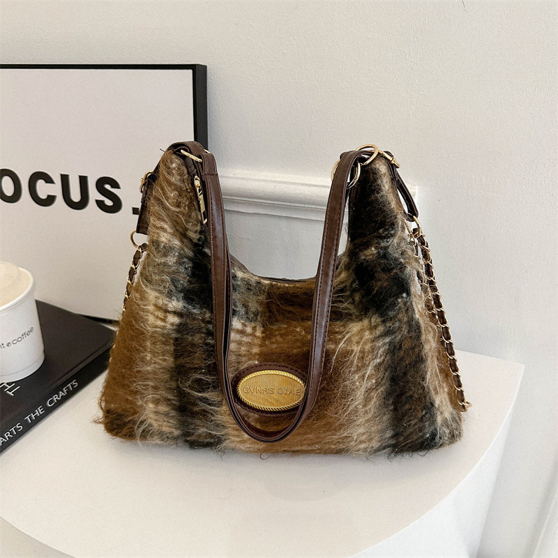 Bolsa de mano de lana retro de gran capacidad 2024 invierno nuevo estilo versátil bolso de brazo coreano bolso especial mochila mujer