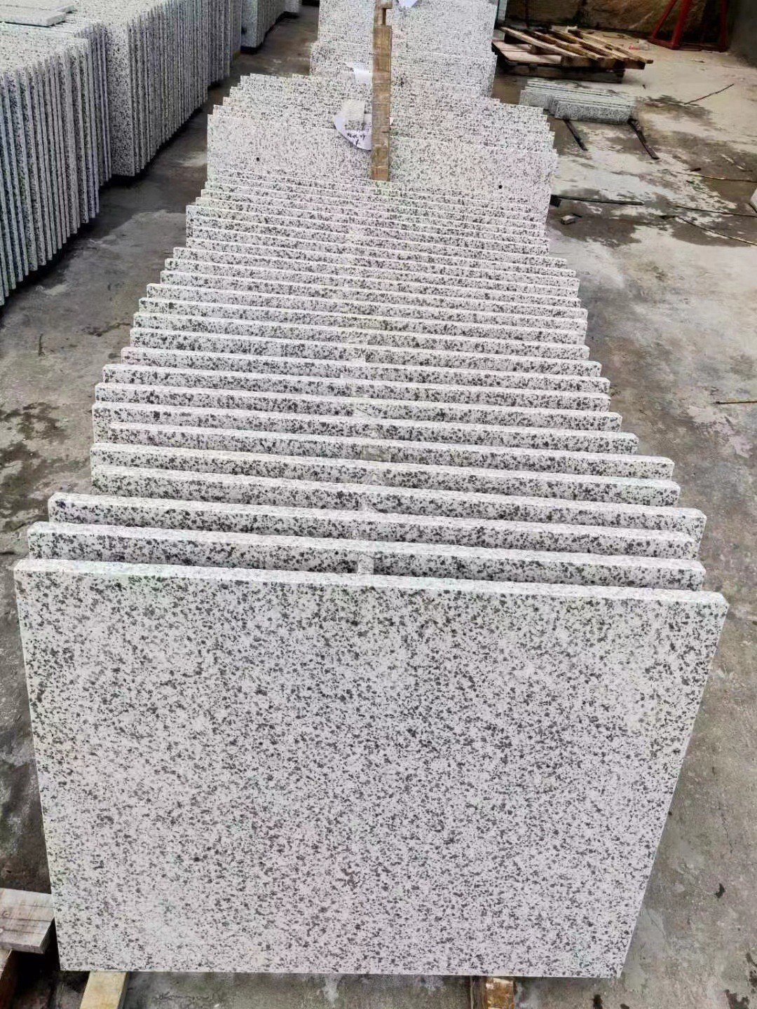 花岗岩芝麻白黄锈石黄金麻火烧板芝麻灰芝麻黑大理石路沿石侧石-阿里巴巴
