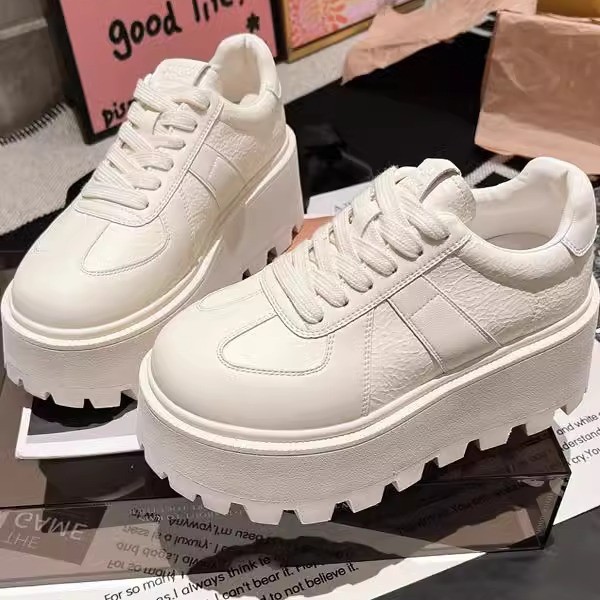 Muffins de cuero de fondo grueso, zapatos blancos perlados, zapatos de skate casuales, zapatos de pan de entrenamiento, zapatos de altura para mujeres.