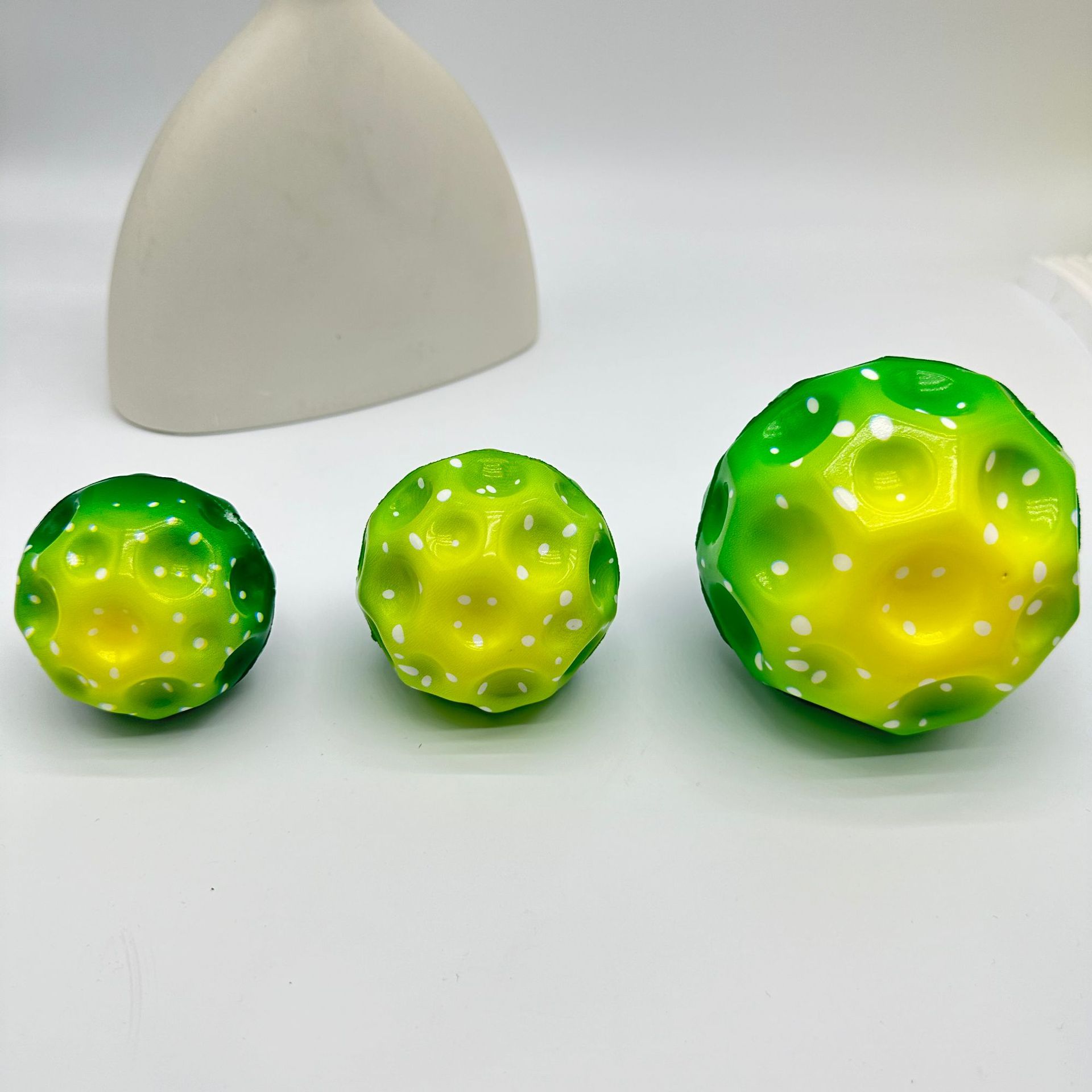 Bolas elásticas de explosión de alto resbalaje agujero bola bola espuma bola porosa 10CM interacción padre-hijo alivio de compresión juguetes al por mayor